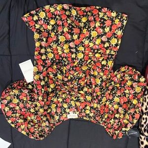 Cute puff sleeve top . Flows from the bottom.